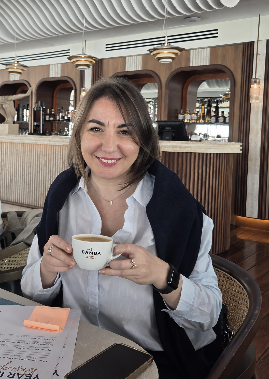 Alina Iancu in a relaxed coaching conversation over coffee