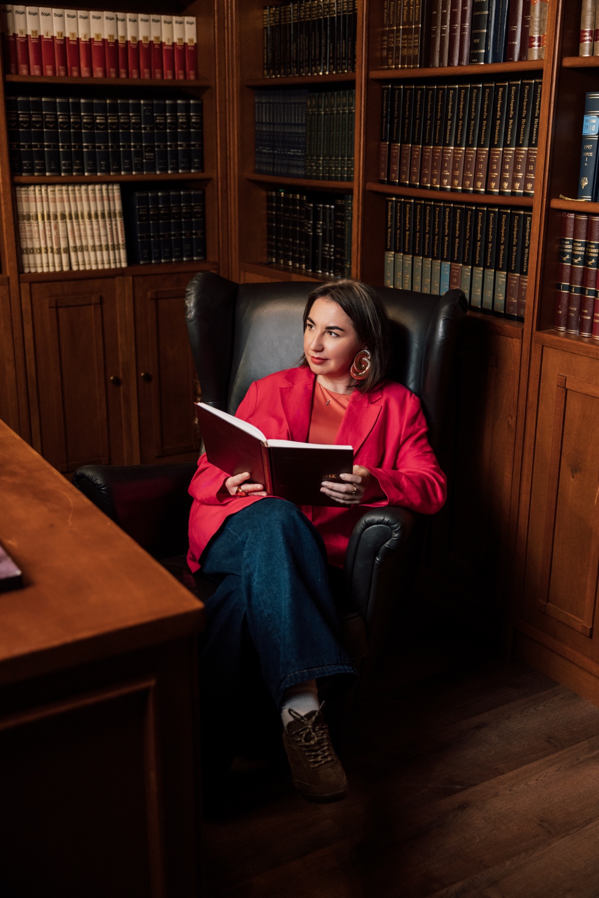 Alina Iancu reading in a library